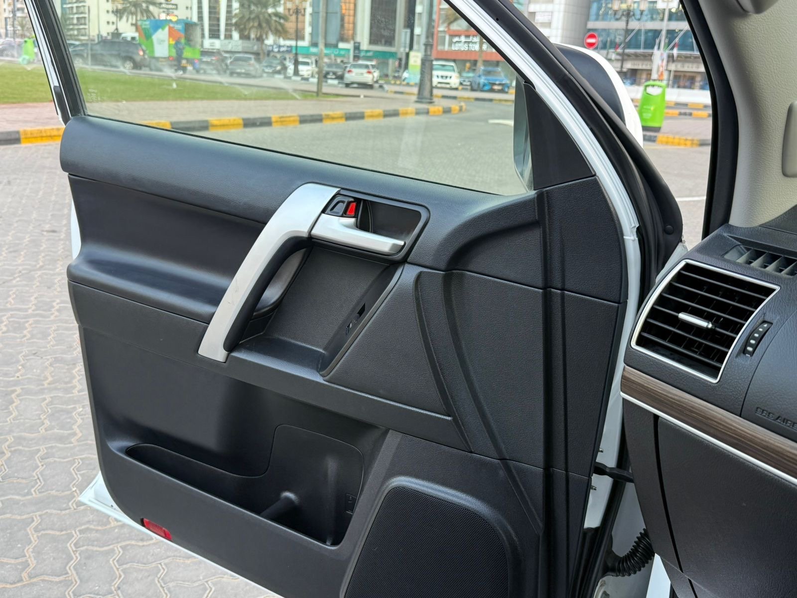 Land  Cruiser Prado VX 2022 White image